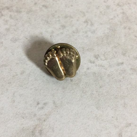 Gold baby feet pin - Picture 1 of 6